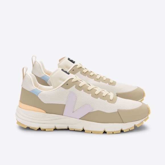 Women’s Veja Dekkan Alveomesh Sneaker - Picture 2 of 13